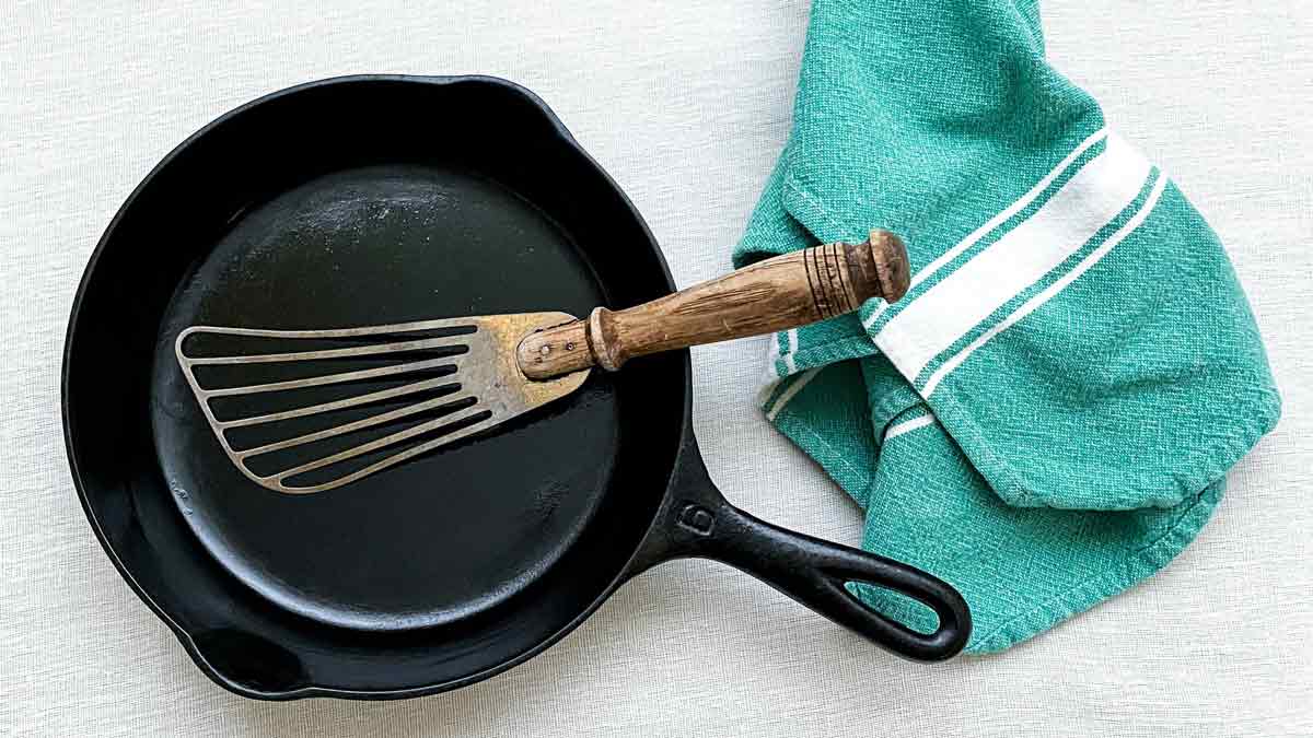 deep clean cast iron pan