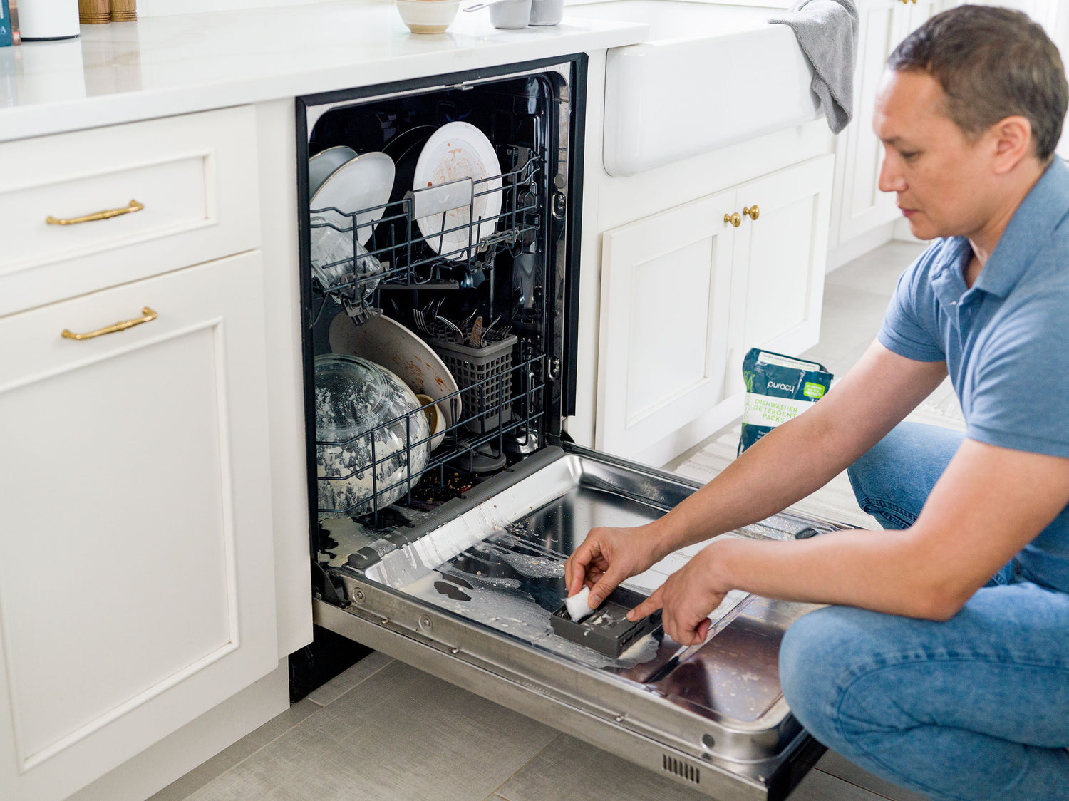 How Do You Keep a Dishwasher From Smelling Between Washes?